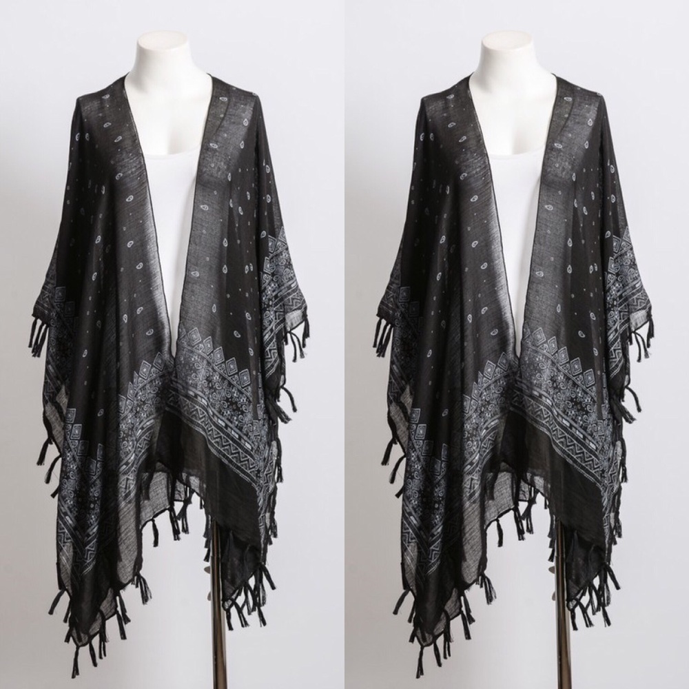 🚨 ONE LEFT 🚨 Black Paisley Kimono - Picture 2 of 2